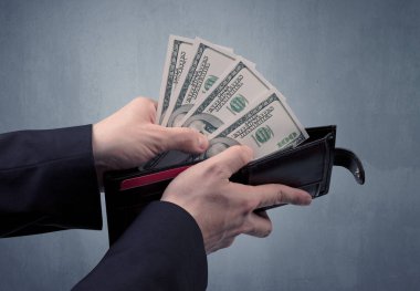 Takım elbise elinde Doları cüzdanından dışarı alır