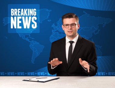 Televizyon sunucusu önünde Haberler modern arka plan mavi söylüyorum