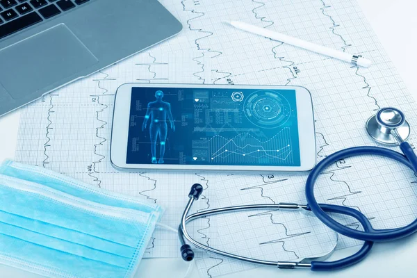 Медицинская полная программа скрининга тела на планшете — стоковое фото