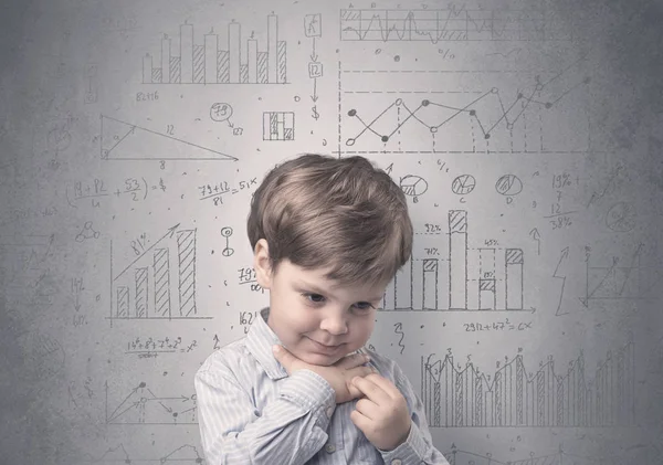 Kleiner Junge Vor Einer Grauen Wand Mit Diagrammen Und Statistiken — Stockfoto