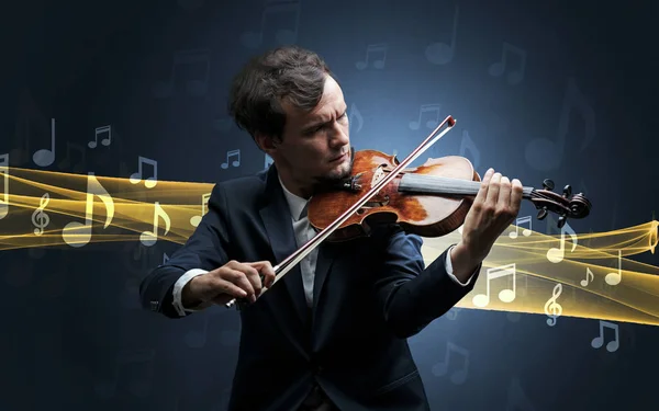 Músico tocando el violín con notas alrededor — Foto de Stock