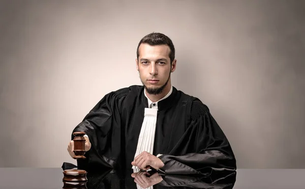 Oldscool jovem juiz de vestido — Fotografia de Stock