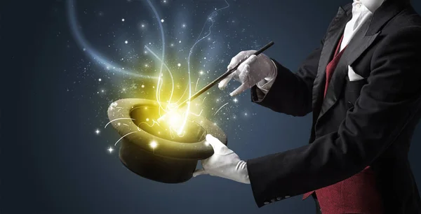 マジシャンの手は、シリンダーから奇跡を想起させる — ストック写真