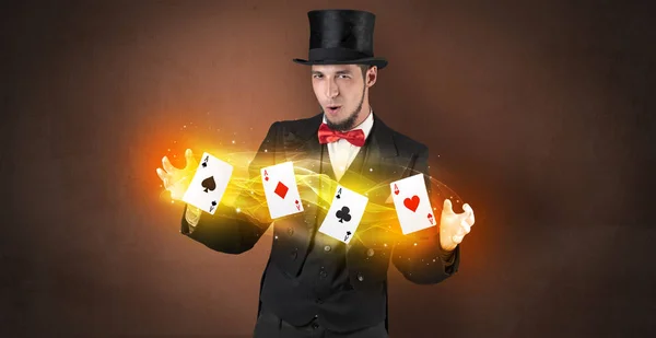 Illusionist Svansar Bandy Spela Kort Mellan Hans Två Händer — Stockfoto