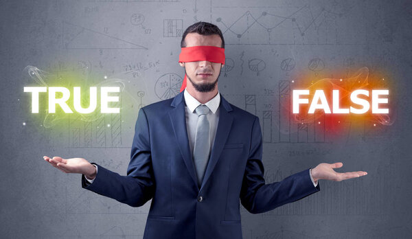 Человек с лентой на глазу принятия решения
