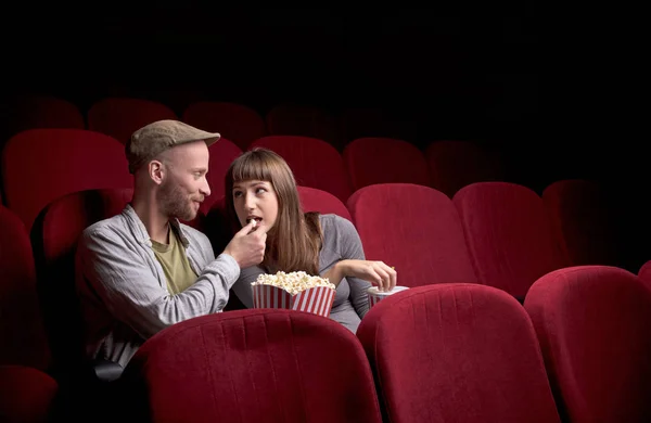 Молода пара сидить у червоному кінотеатрі — стокове фото