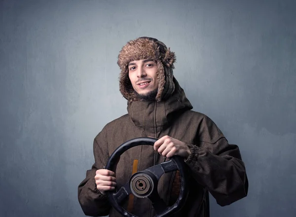 Muž držící volant — Stock fotografie