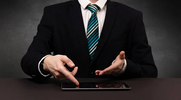 Man typing  in formal clothing — Stock Photo, Image