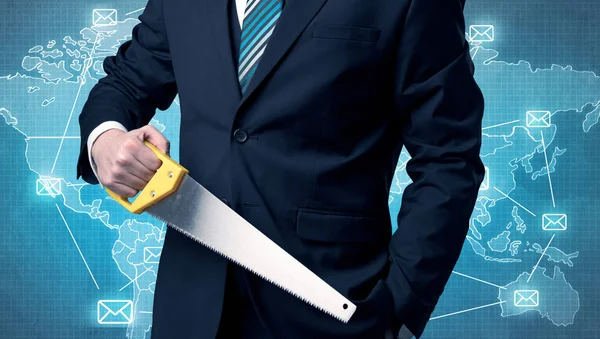 Yakışıklı businassman ayakta elinde aracıyla