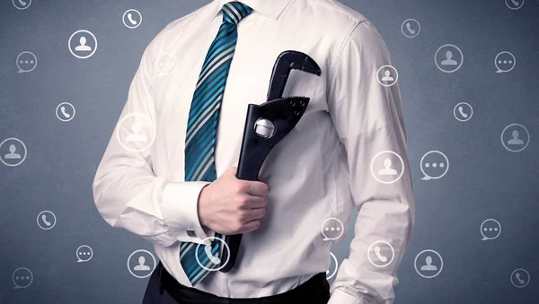 Yakışıklı adam elindeki aracıyla ayakta