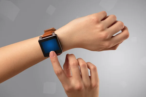 Mão feminina usando smartwatch — Fotografia de Stock