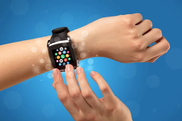 Mão feminina com smartwatch e ícones de aplicativos — Fotografia de Stock
