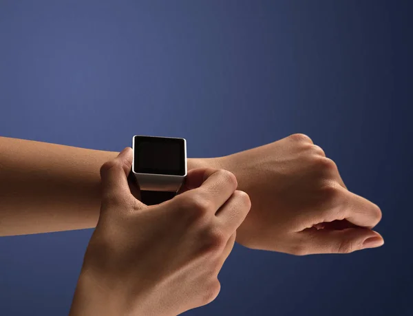Primo piano mano femminile con schermo smartwatch balck — Foto Stock