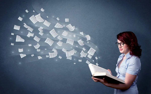 Jovem senhora segurando livro — Fotografia de Stock