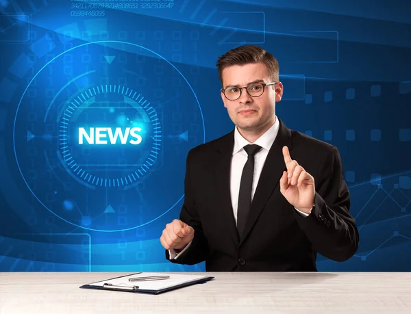 Apresentador de televisão moderna contando as notícias com fundo de tehnologia — Fotografia de Stock