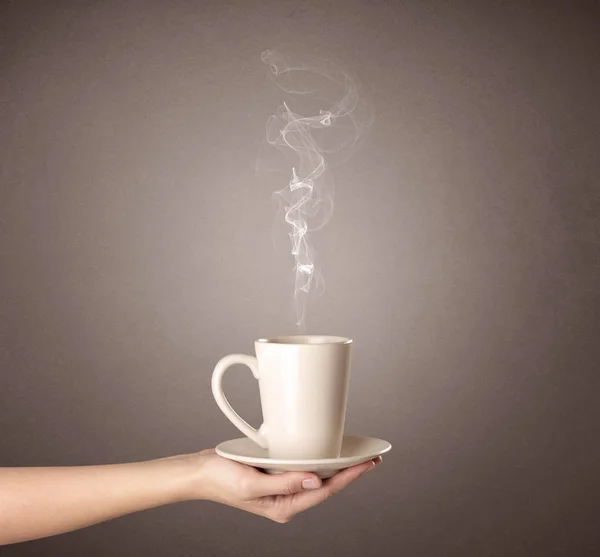 Ręka trzyma kubek herbaty — Zdjęcie stockowe