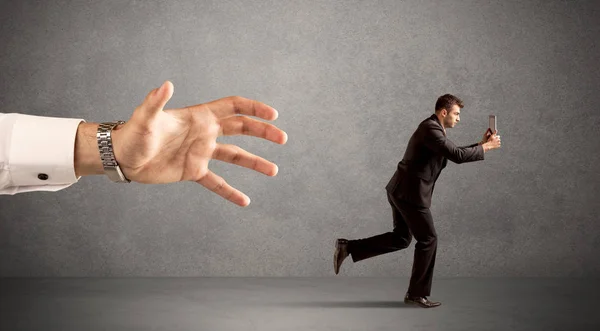 Zakenman die loopt van de hand — Stockfoto