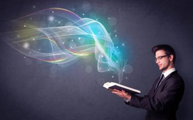 Genç adam kitap dalgalar ile