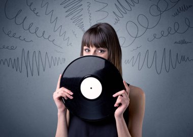 Vinil kaydı tutan kadın