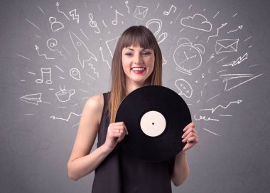 Vinil kaydı tutan kadın