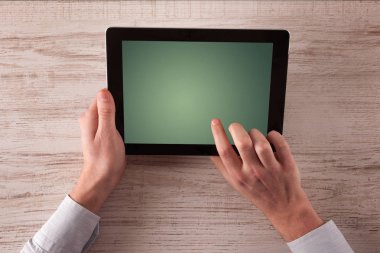 Tablet tutan eller iş