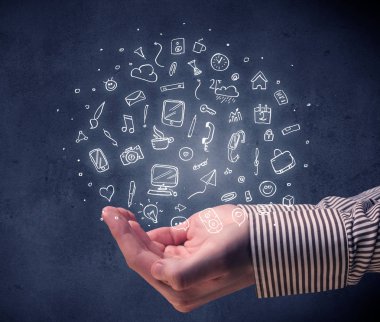 Karışık çizimler tutan el