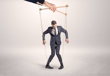 Büyük bir el tarafından Kurşunlu kukla işadamı