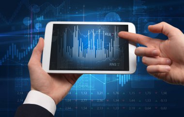 Tablet kullanma ve mali rapor kavramı kontrol el