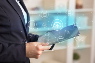 Ağ güvenliği ve online depolama sistemi konsepti ile tablet kullanarak iş kadını