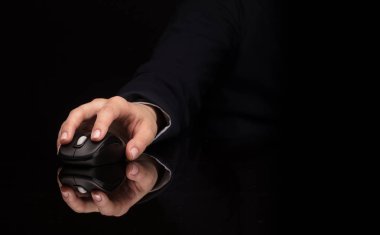 Koyu arka plan üzerinde fare kullanarak ele