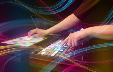 Renkli vibe kavramı ile karıştırma müzik MIDI denetleyicisi üzerindeki el