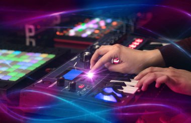 Dalga vibe kavramı ile karıştırma müzik MIDI denetleyicisi üzerindeki el