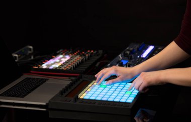 Karıştırma müzik MIDI denetleyicisi üzerindeki el