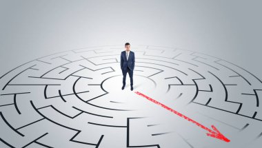 İşadamı labirent aracılığıyla gidiş