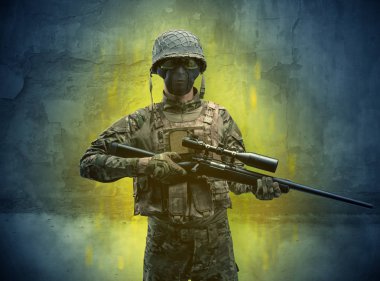 Tehlike asker ile yıkık duvar kağıdı