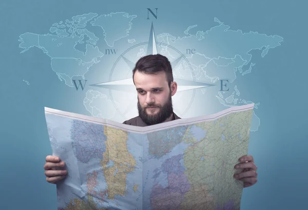 Genç adam tutarak harita — Stok fotoğraf