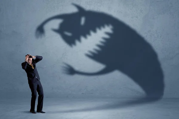 Biznes człowiek boi się własnego cienia potwór koncepcja — Zdjęcie stockowe