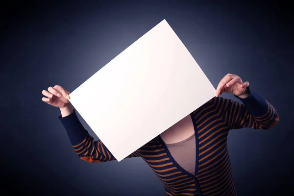 Mulher segurando papel em branco — Fotografia de Stock
