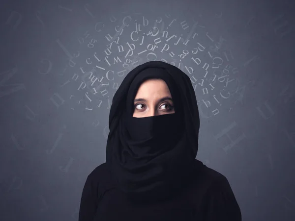 Muslimsk kvinna som bär niqab — Stockfoto