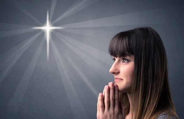 Молодая девушка молитва концепции — стоковое фото