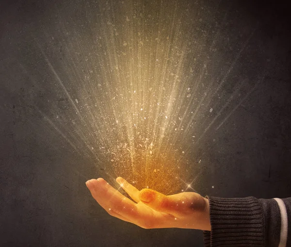 El tutma sarı ışık