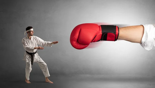 Pequeno homem lutando com grande luva de boxe vermelho — Fotografia de Stock