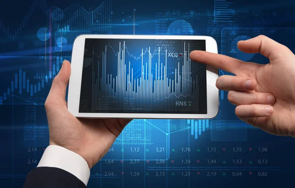 Tablet kullanma ve mali rapor kavramı kontrol el