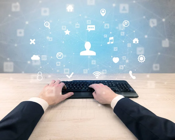 Sosyal Medya Icons çevresinde yazarak zarif işadamı el