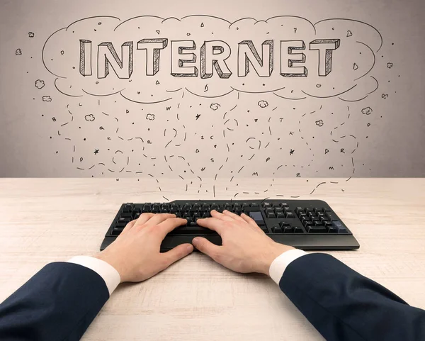 Zarif işadamı el Internet üzerinde çalışma