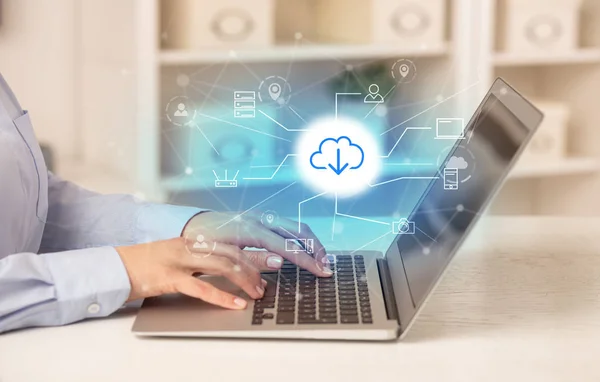Mujer de negocios trabajando en su portátil con almacenamiento en línea y el concepto de tecnología en la nube —  Fotos de Stock