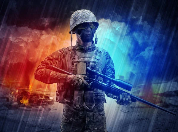 Silahlı asker toz fırtınanın ortasında duran