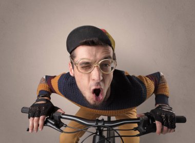 Boş arka plan ile çılgın bisikletçi