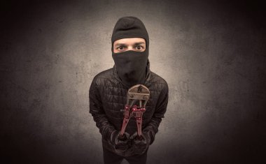 Hırsız aracı ile.