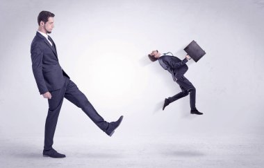 Büyük adam küçük kendisini kovuyor